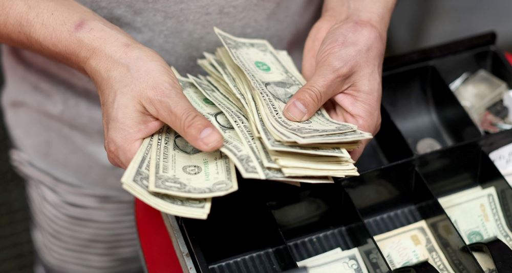 Dollari vijon rritjen ne tregun valutor, fiton rreth 1 pike brenda nates